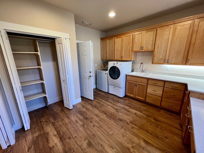 Building Photo - 449 Eagle Rock Dr