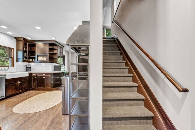 Building Photo - Charming Modern Industrial Fully Furnished Home for Lease