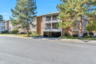Building Photo - Great Location - Leafy Sandy Condo