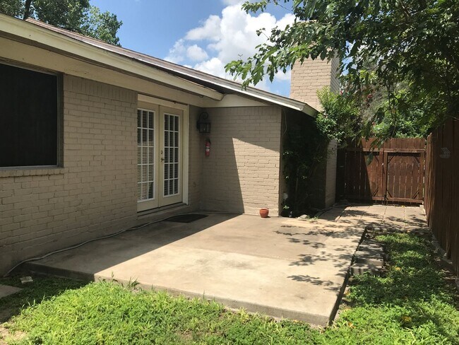 Building Photo - Nice 3/2 IN GRACY WOODS