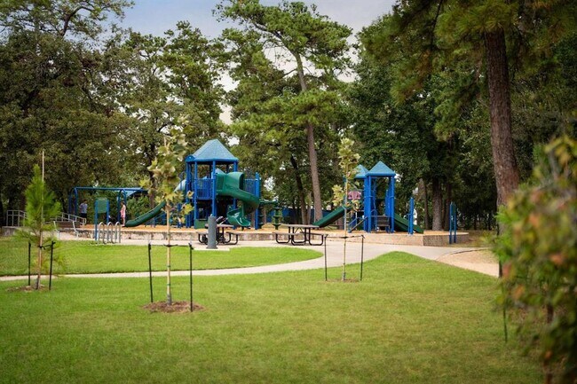 Building Photo - 905 Woodcrest Dr
