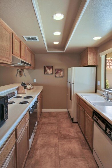 Building Photo - 77062 Pauma Valley Way