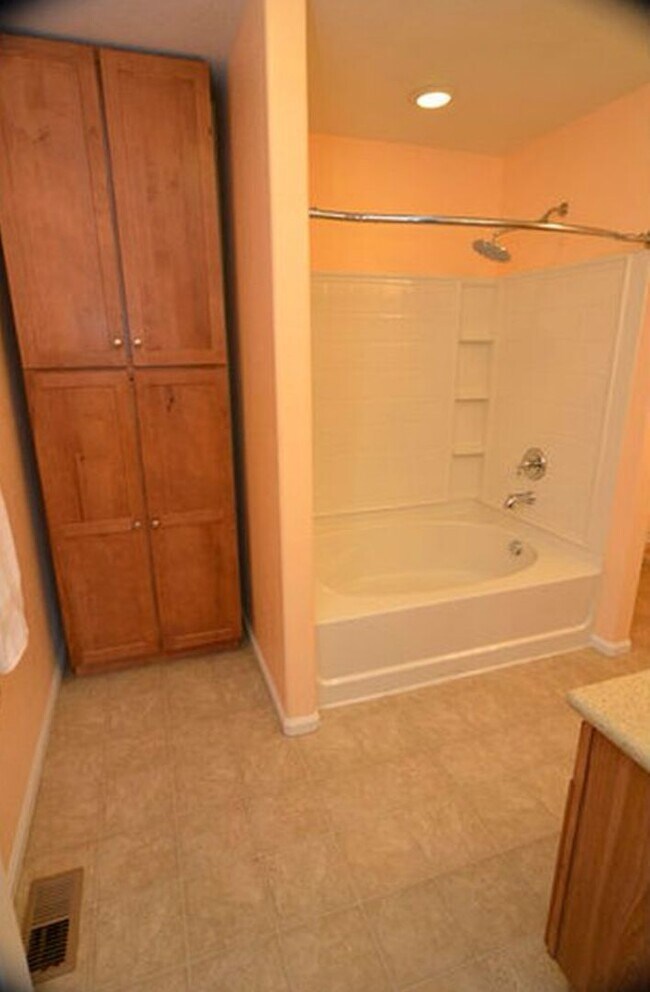Building Photo - Updated Johnstown Home for Rent – $2,695/m...