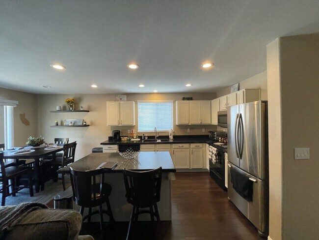 Building Photo - Spacious 2 bedroom plus a den 2 bath 2 car garage in Northwest Reno!