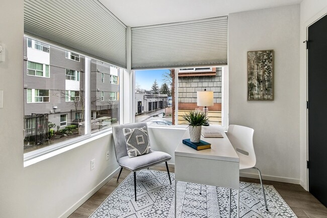 Building Photo - 3bd/1.75ba Seattle Townhouse