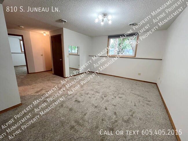 Building Photo - 810 S Juneau Ln