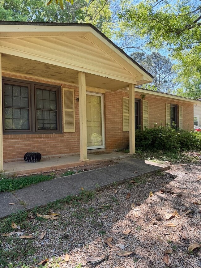 Building Photo - Newly Renovated!