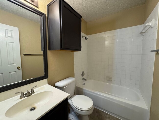 Building Photo - 5006 Glenoak Dr