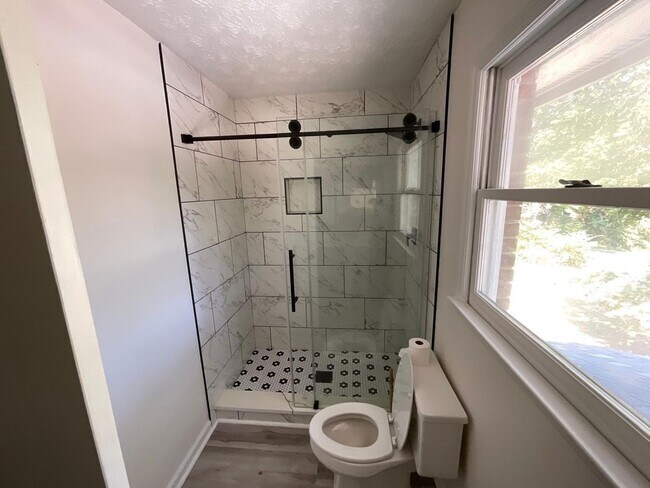 Building Photo - Spacious 4BR Duplex in Riverdale