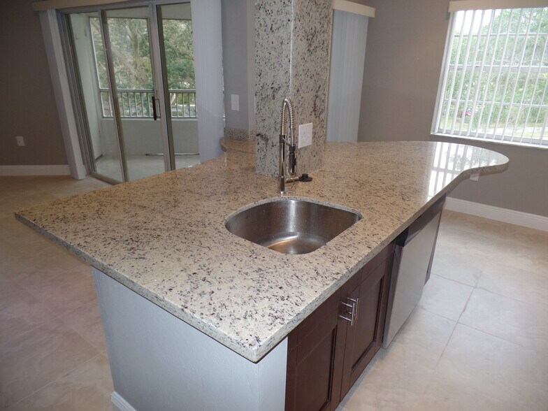 Building Photo - 2810 N Oakland Forest Dr
