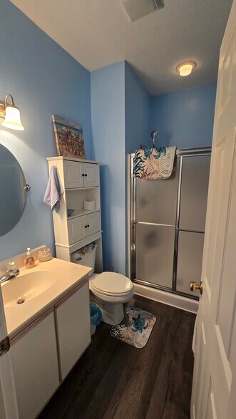 Guest bathroom - 480 River Oaks Dr