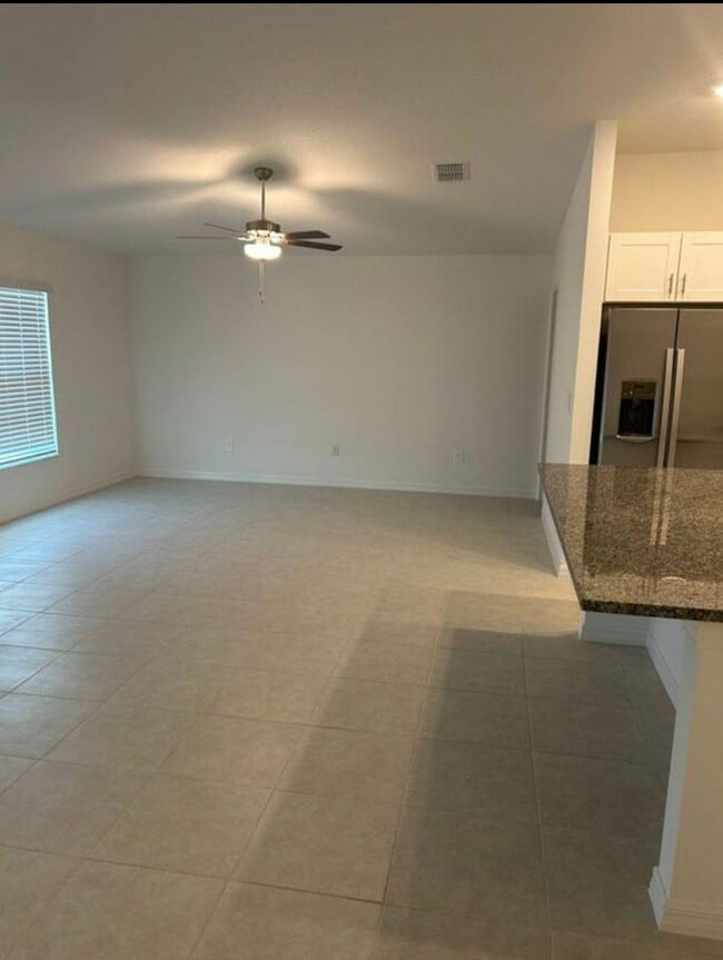 Building Photo - ****PRICE REDUCTION****    Ready for immed...