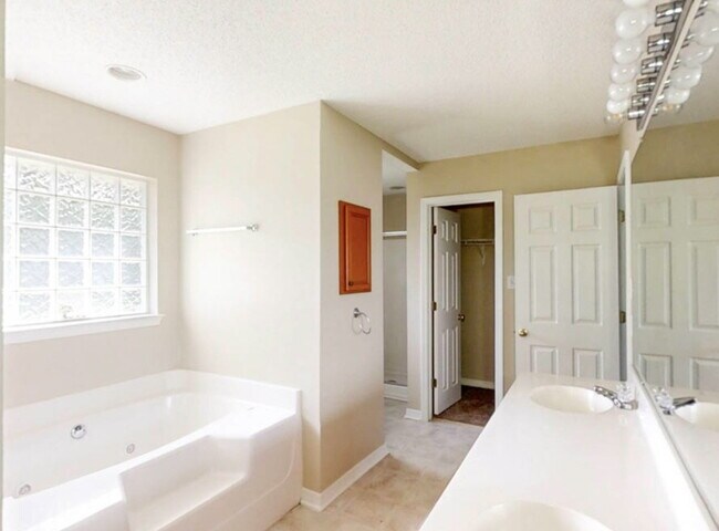 Building Photo - 3514 Farrington Ct