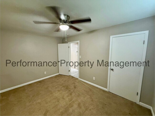 Building Photo - Charming 3 Bed/1 Bath Home w/ RBP & Security Deposit Alternative Option