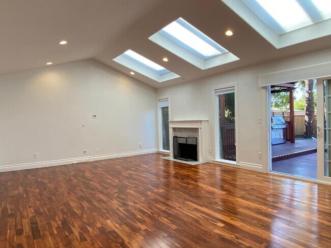 Building Photo - 363 El Portal Way