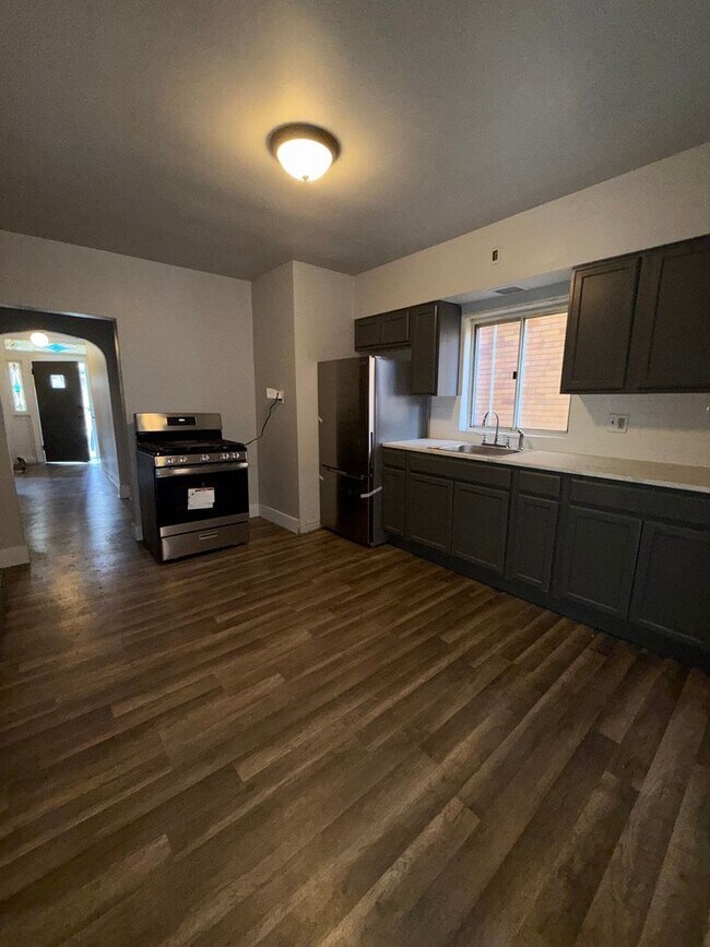 Building Photo - 826 Collins St