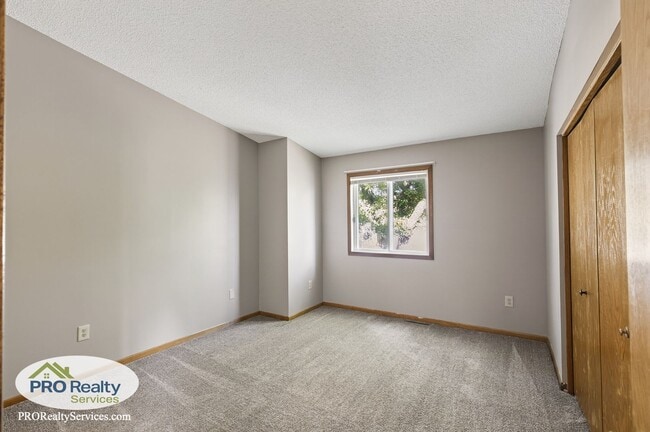 Building Photo - 3 Bedroom End Unit Townhouse