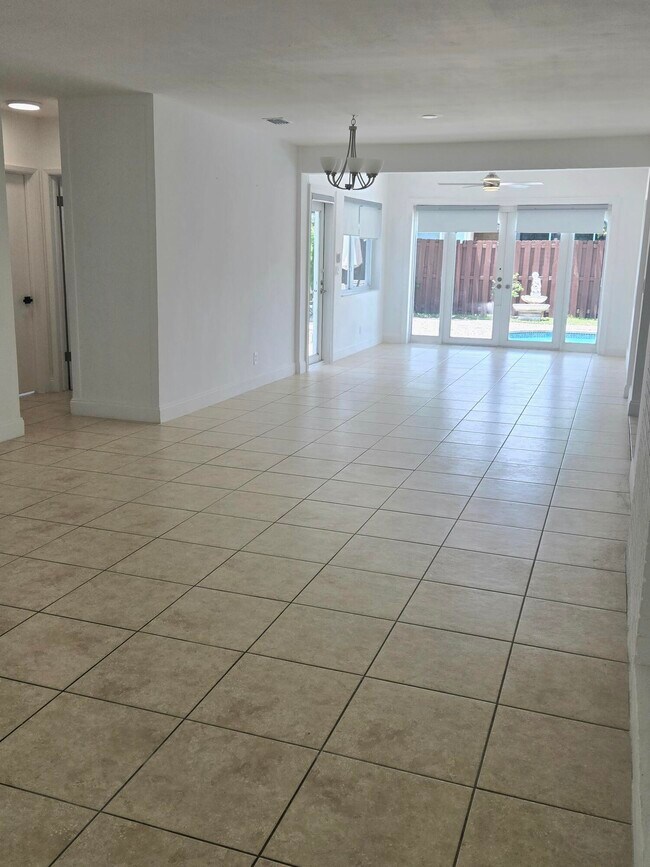 Building Photo - 806 N 31st Ct