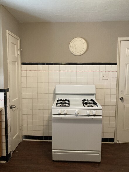 Gas Stove - 5614 Gatesworth Ave