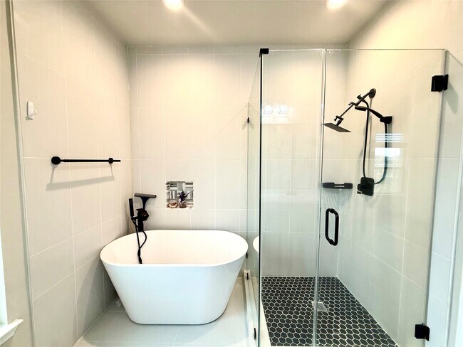 Building Photo - 141 Eliana Shores Dr