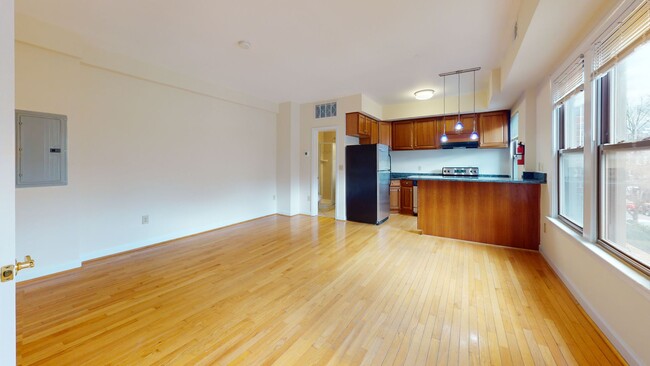 Building Photo - Sleek and Updated Studio Apartment W/Full ...