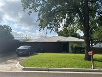 Building Photo - 906 Gilchrist Ave