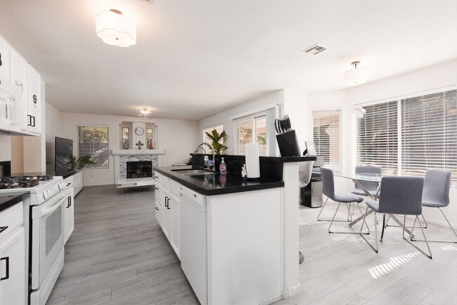 Building Photo - Good sized Summerlin home with large backyard