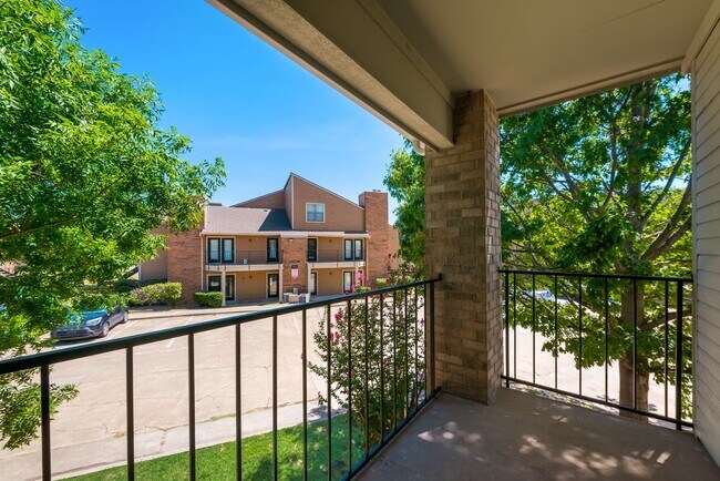 Building Photo - Stylish Upstairs Corner Unit Near Lake Ray...
