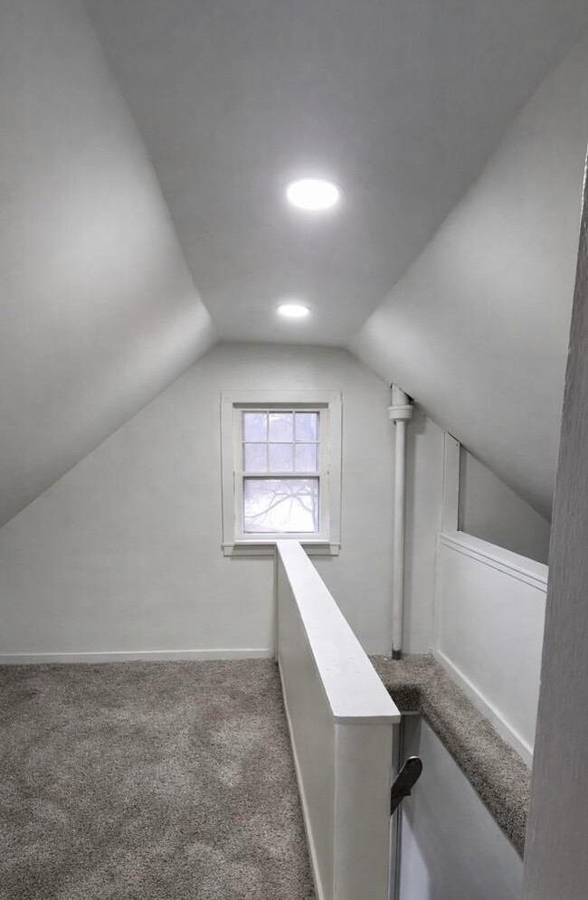 Building Photo - 402 4th St S