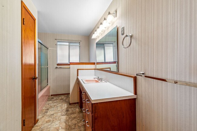 Building Photo - Lower Kennydale - Renton 4-bedroom 2.5 bath.