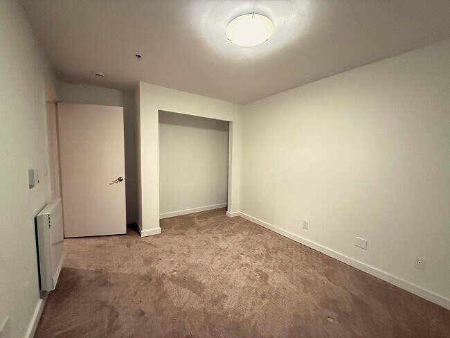Building Photo - Two Bed Two Bath in Cap Hill (2 Parking Spaces and Storage Included!)