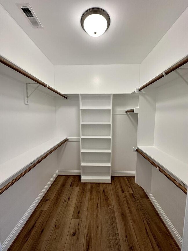 Building Photo - 708 W Parrish Dr