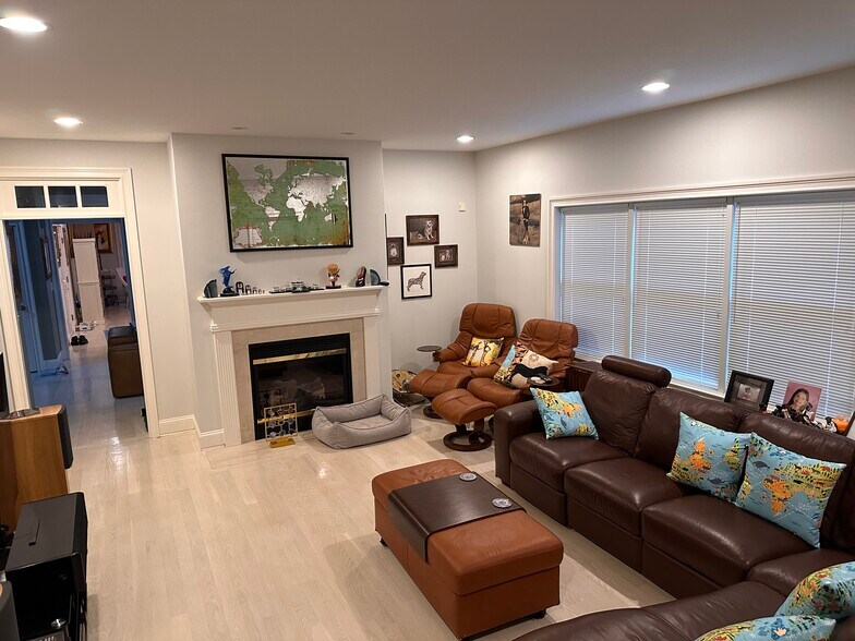 Family room - 6 Wyeth Dr