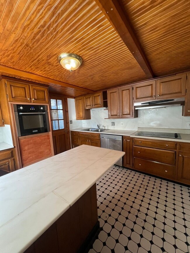 Building Photo - Spacious 2 Bedroom House Coming Soon 07/01