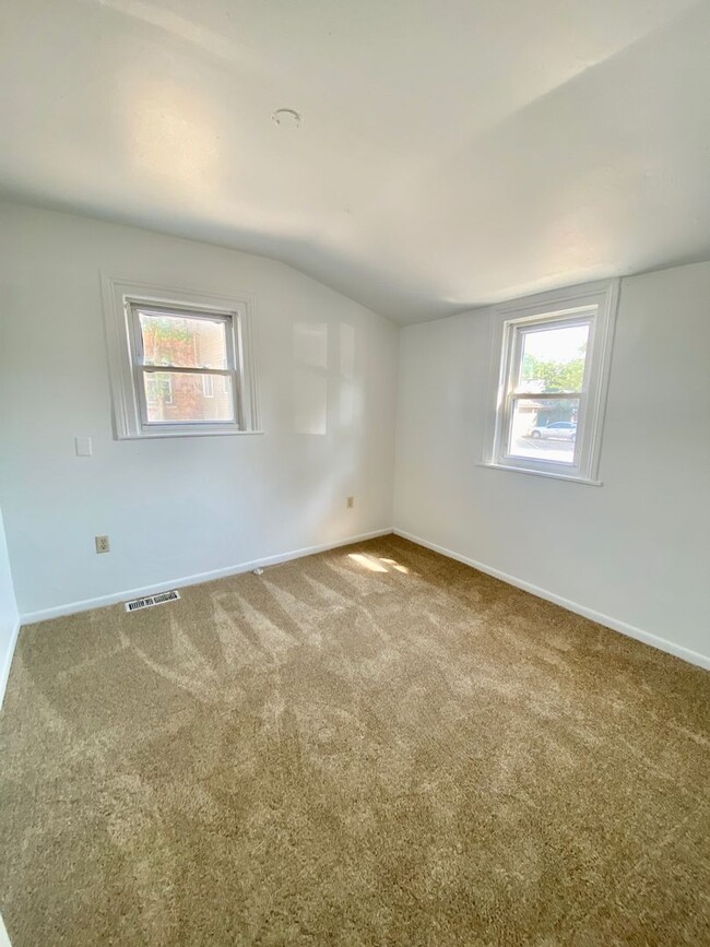 Building Photo - Four Bedroom, Two Full Bathroom - Steps to...