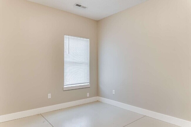 Building Photo - "Charming 3-Bedroom Duplex Retreat with 2 Full Baths in Wichita – 1190 Sq Ft of Comfort!"