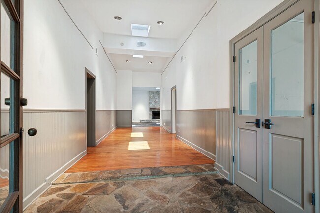 Building Photo - BEAUTIFUL 4-BEDROOM HOME IN ALAMO HEIGHTS