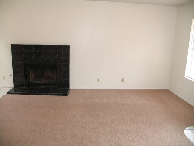 Building Photo - Nice 2 Story Home