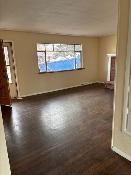 Living Room - 8650 Norwich St