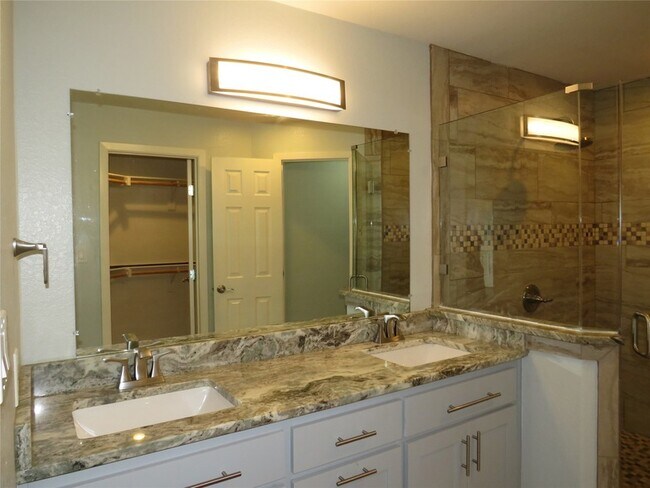 Building Photo - 1026 Thomas St