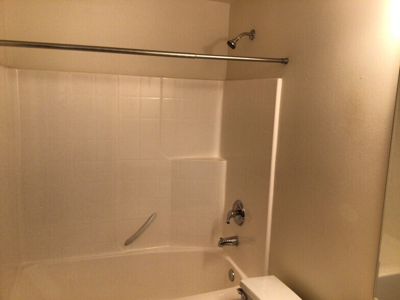 Building Photo - 19403 Valley View Dr