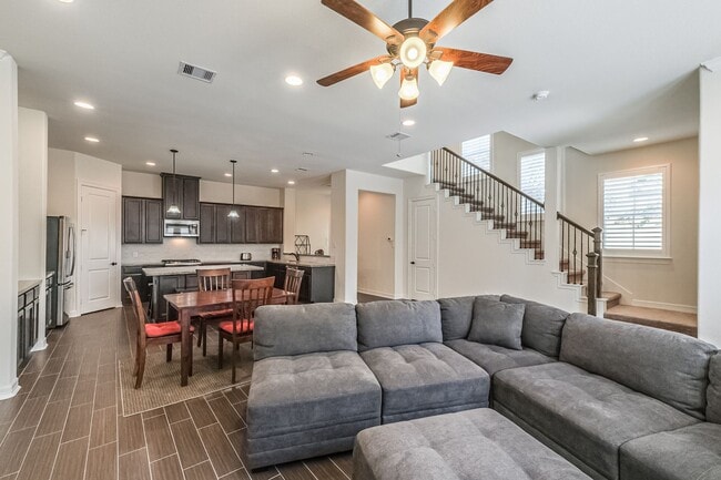 Building Photo - Furnished 3BR 3 Story Townhome