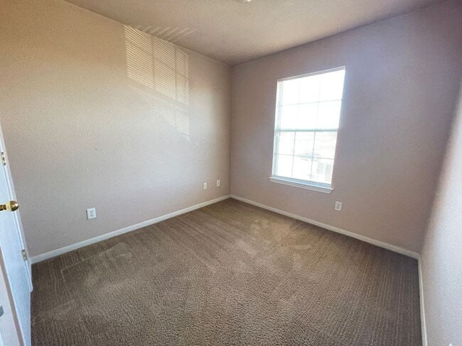 Building Photo - 614 Bermuda St