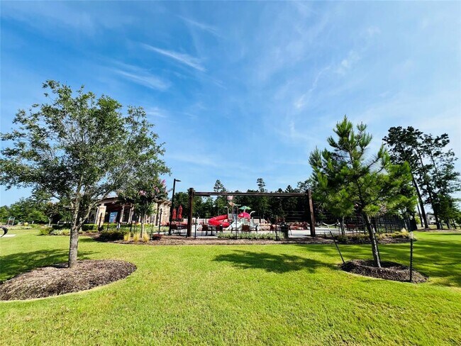 Building Photo - 15826 Dove Holw Dr