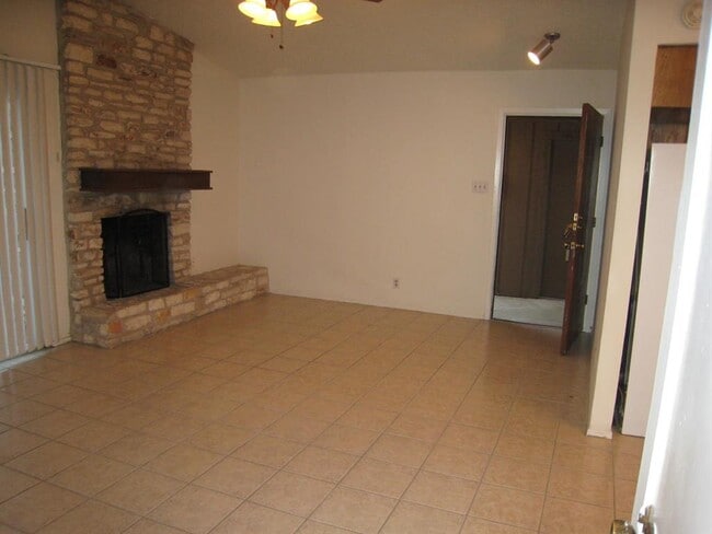 Building Photo - 2804 Thrushwood Dr