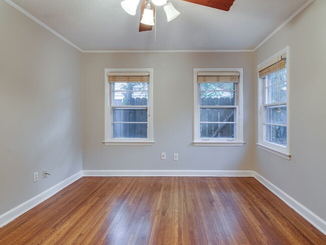 Building Photo - Updated 3BR home in GREAT neighborhood!