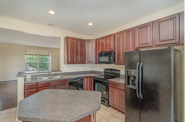 Building Photo - NORTH STAFFORD WELL MAINTAINED TOWNHOME FOR RENT