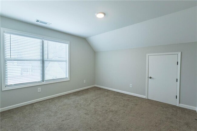Building Photo - 214 Oakwood Dr