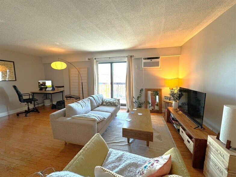 Building Photo - 47 Mystic St