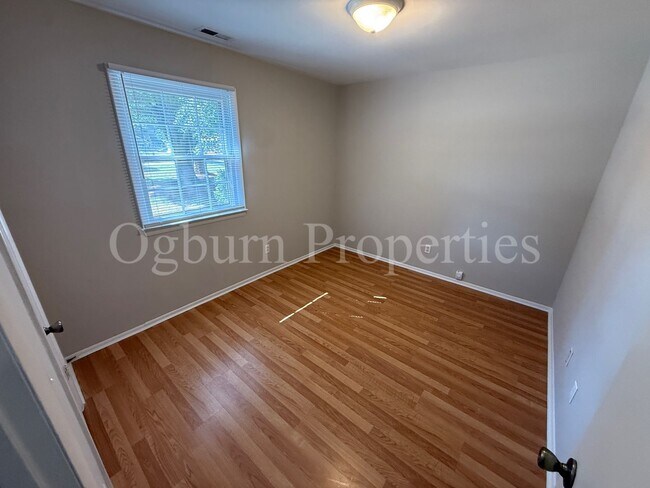 Building Photo - 2201 Stonehaven Rd